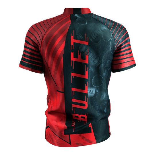 Maglietta da freccette Target Coolplay Stephen Bunting 2025 Das Bild zeigt das "Target Coolplay Stephen Bunting 2025 Dartshirt" von hinten. Das Shirt ist überwiegend rot und schwarz und trägt den Schriftzug "THE BULLET" auf dem Rücken.