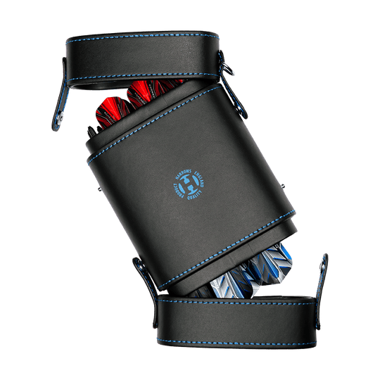 HRT-16419_Harrows_Prima_Dartcase_Aqua_1 Das Bild zeigt das Harrows Prima Dartcase, ein elegantes schwarzes Etui mit blauen Nähten. In dem Etui sind verschiedene bunte Darts sichtbar aufbewahrt.