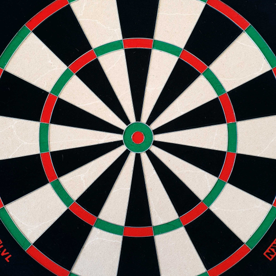 Bersaglio per freccette in acciaio GOAT Everscore Das Bild zeigt ein GOAT Everscore Steeldartboard mit klaren Farben und deutlichen Markierungen. Die Segmente sind in Schwarz, Weiß, Rot und Grün gehalten.