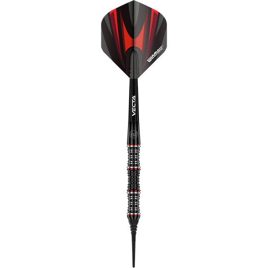 2440_Winmau_Mervyn_King_Special_Edition_Softdarts_1sK7i5faRNs77F Das Bild zeigt den Winmau Mervyn King Special Edition Softdart. Der Dart hat ein schwarzes Design mit roten Akzenten und einem strukturierten Griff.