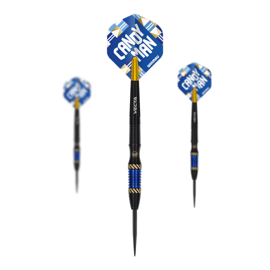 Freccette in acciaio Winmau Rashad Sweeting - 24 g Das Bild zeigt drei Steeldarts des Modells "Winmau Rashad Sweeting - 24g". Die Flights sind blau mit der Aufschrift "CANDY MAN" und die Darts haben gold-blaue Akzente.