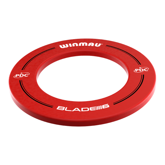 Winmau PDC Dartboard Surround - Rosso Das Bild zeigt einen roten Dartboard-Surround der Marke Winmau. Auf dem Surround stehen die Aufschriften „WINMAU“, „PDC“ und „BLADE 6“.