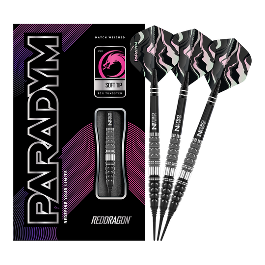 Freccette morbide Red Dragon Paradym Torpedo - 20 g Auf dem Bild sind die Red Dragon Paradym Torpedo Softdarts mit 20 Gramm Gewicht zu sehen. Die Verpackung und drei Darts mit schwarz-silbernen Spitzen und auffälligen Flights sind abgebildet.