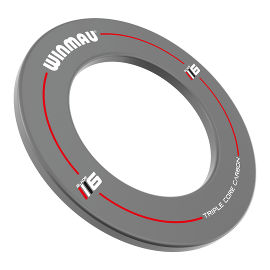 Winmau Blade 6 Design Dartboard Surround - Grau Das Bild zeigt das Winmau Blade 6 Design Dartboard Surround in Grau. Der graue Schutzring ist mit weißen und roten Akzenten sowie Schriftzügen versehen.