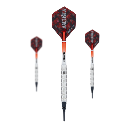 Unicorn Ballista Style 1 freccette morbide Das Bild zeigt drei Softdarts des Modells "Unicorn Ballista Style 1". Die Darts haben rote Flights mit dem Aufdruck "BALLISTA" und silberne, strukturierte Schäfte.