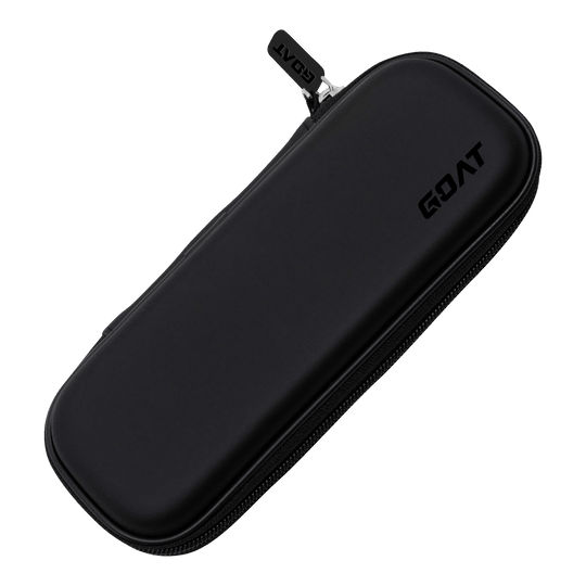 Portafoglio Dart GOAT Locker S Das Bild zeigt ein schwarzes Etui mit Reißverschluss. Auf der Oberfläche steht das Wort "GOAT".