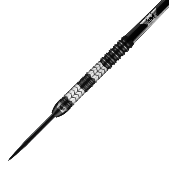 Bulls NL Luna Triton freccette in acciaio Das Bild zeigt einen Bulls NL Luna Triton Steeldart. Der Dart hat ein silbernes und schwarzes Design mit einem gezackten Muster am Griff.