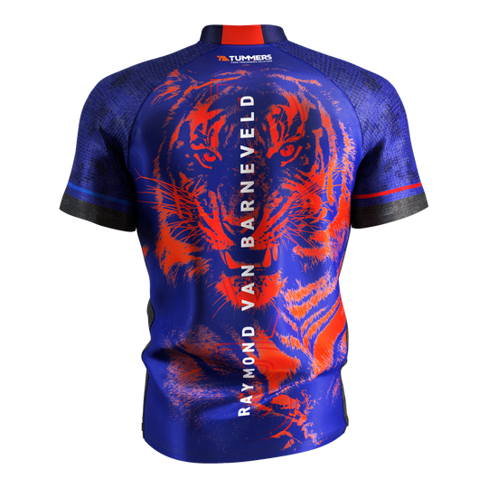 Maglia da freccette Target Coolplay Raymond Van Barneveld 2025 Das Bild zeigt das Target Coolplay Raymond Van Barneveld 2025 Dartshirt von hinten. Auf dem blauen Shirt ist ein auffälliger roter Tiger sowie der Name "Raymond Van Barneveld" vertikal zu sehen.