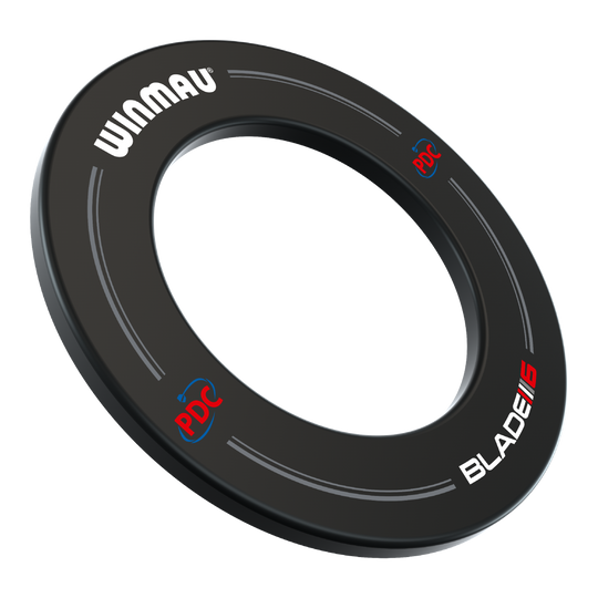 Cornice per freccette Winmau PDC - nera Das Bild zeigt einen schwarzen Winmau PDC Dartboard Surround. Auf dem Surround sind die Logos "WINMAU", "PDC" und "BLADE 6" aufgedruckt.