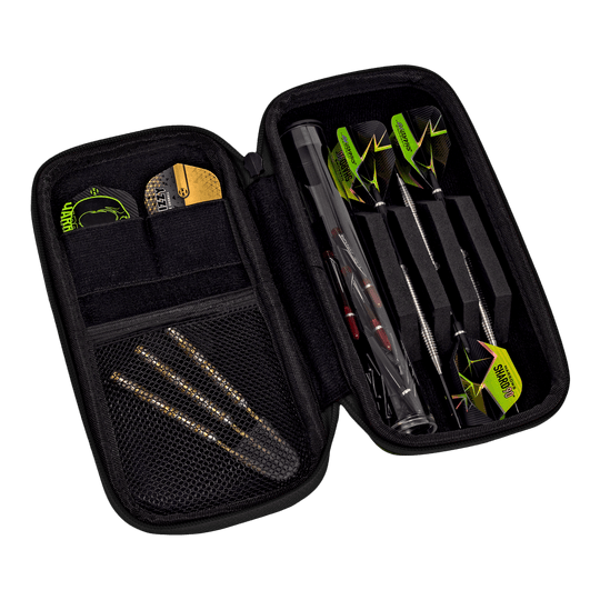 Portafoglio Smart Case Harrows Das Bild zeigt ein geöffnetes Dart-Etui mit mehreren Darts und Zubehör. Die Darts sind ordentlich in Fächern und Taschen im Etui verstaut.