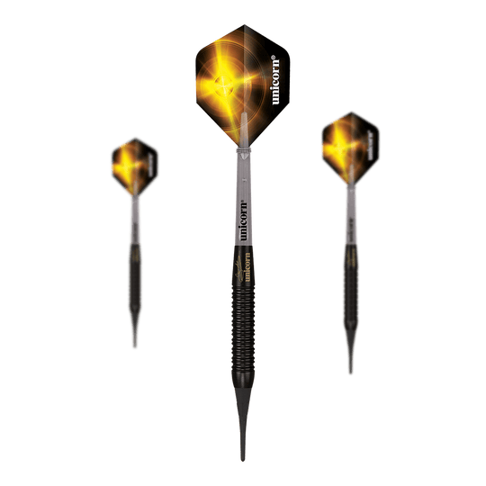 Freccette morbide in ottone nero Unicorn Gary Anderson - 18 g Das Bild zeigt drei Unicorn Gary Anderson Black Brass Softdarts mit einem Gewicht von 18g. Die Darts haben schwarze Flights mit gelbem Muster und einen schwarzen, gerillten Schaft.