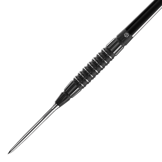 Das Bild zeigt einen Caliburn Sword S3 Steeldart mit einem Gewicht von 23 g. Der Dartpfeil hat ein schlankes, schwarzes Design mit einer geriffelten Griffzone.