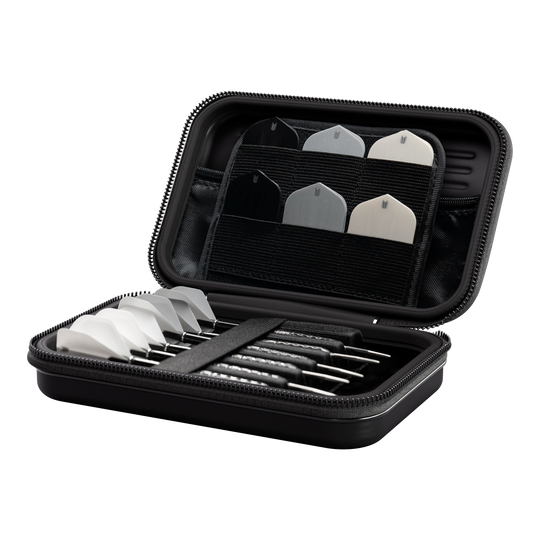 Custodia per freccette Takoma XL Ghost Series Luke Littler Das Bild zeigt das Produkt "Target Takoma Bolide XL Dartcase". In dem geöffneten Etui sind mehrere Dartpfeile und Ersatzflights ordentlich verstaut.