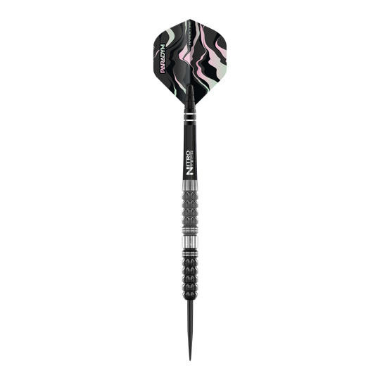 Freccette in acciaio coniche Paradym Red Dragon Das Bild zeigt einen Red Dragon Paradym Tapered Steeldart. Der Dart hat ein modernes, schwarzes Design mit markant gemusterter Flugfeder.
