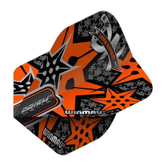 Das Bild zeigt ein Winmau Prism Delta Danny Noppert Orange Signature No2 Standard Flight. Das Flight hat ein auffälliges Design in Orange mit schwarzen und silbernen Sternen und dem Namen "Danny Noppert".