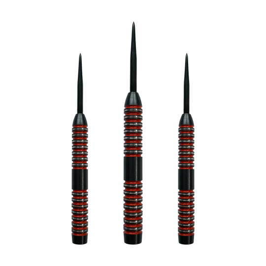 Barili McDart Crimson Steeldart Das Bild zeigt drei McDart Crimson Steeldart Barrels mit schwarzen und roten Rillen. Sie stehen nebeneinander aufrecht mit den Spitzen nach oben.