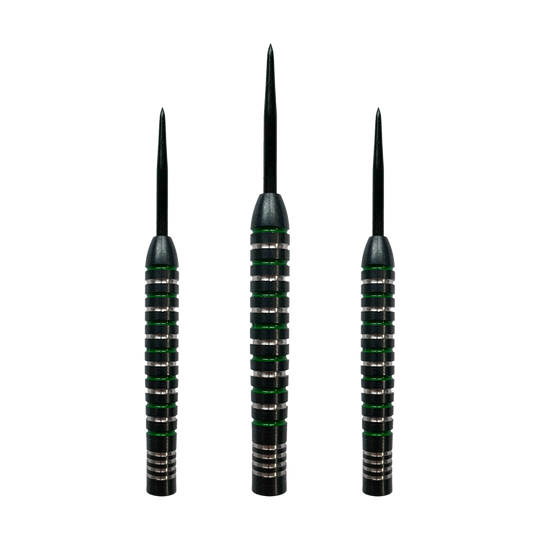 Barili per freccette in acciaio verde argento McDart Das Bild zeigt drei McDart Silver Green Steeldart Barrels. Die Barrels sind schwarz mit silbernen und grünen Ringen.