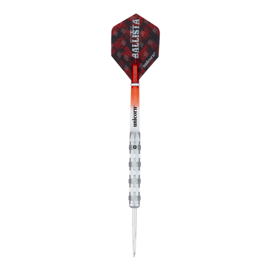 Freccette in acciaio Unicorn Ballista Style 1 Das Bild zeigt einen Steeldart mit der Aufschrift "Unicorn Ballista Style 1". Der Dart hat einen silbernen Schaft, einen rot-schwarzen Flight und eine spitze Metallspitze.