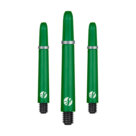 Aste Shot Koi Carbon - Verde Auf dem Bild sind drei grüne Dartschäfte mit schwarzen Gewinden zu sehen. Sie haben silberne Ringe und ein weißes Logo am unteren Ende.