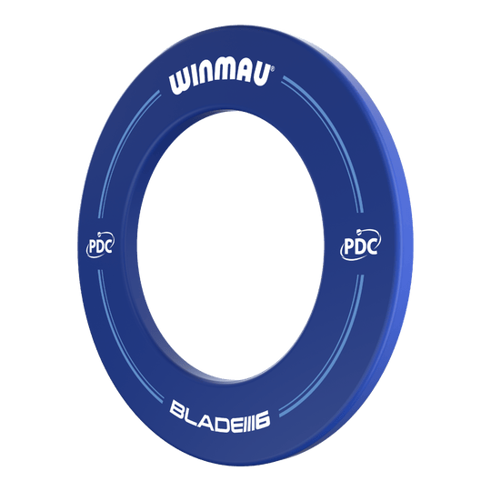 Winmau PDC Dartboard Surround - Blu Das Bild zeigt einen blauen Dartboard-Surround der Marke Winmau mit der Aufschrift "PDC" und "Blade 6". Er schützt die Wand rund um die Dartscheibe vor Treffern.