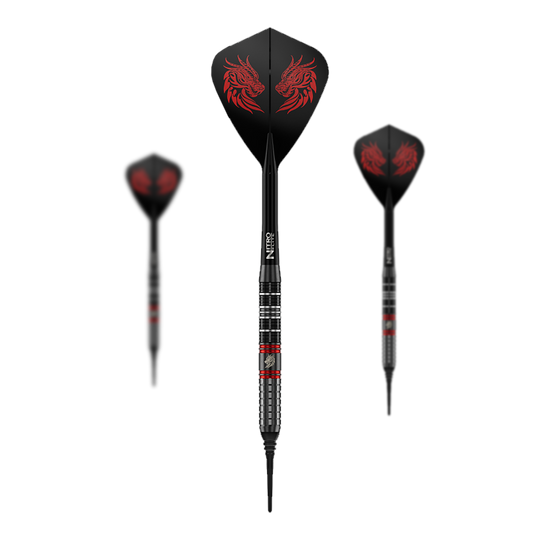 Freccette morbide Red Dragon Jonny Clayton RD-ULTRA - 18 g Zu sehen ist ein Set der Red Dragon Jonny Clayton RD-ULTRA Softdarts mit 18g Gewicht. Die drei Darts haben schwarze, silberne und rote Details und sind nebeneinander platziert.