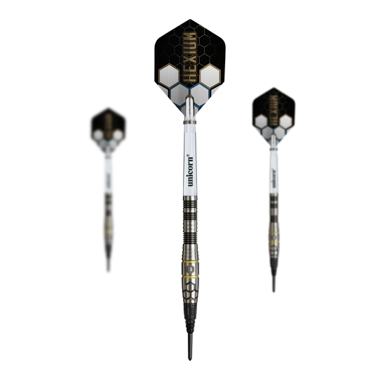 Dieses Set zeigt die Unicorn Hexium Style 01 Black & Gold Softdarts - 22g als Set. Perfekt für Spieler, die ein passendes, abgestimmtes Dart-Set suchen.