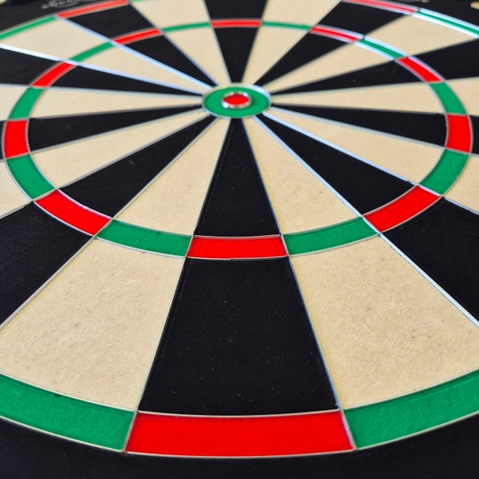 Bersaglio per freccette in acciaio Bulls NL Advantage 8 Abgebildet ist das Bulls NL Advantage 8 Steeldartboard. Das Dartboard bietet professionelle Qualität für das Dartspiel.