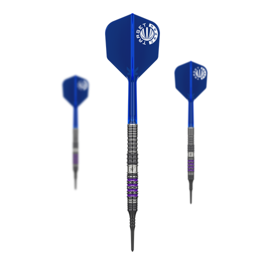 Target Japan Prime Series Sirius GEN4 Freccette morbide - 21,5 g Das Bild zeigt drei Softdarts der Serie "Target Japan Prime Series Sirius GEN4" mit einem Gewicht von 21,5g. Die Darts haben blaue Flights und silber-schwarze Barrels mit lila Akzenten.