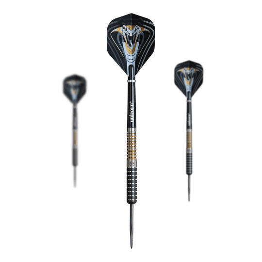 Auf dem Bild sind drei Steeldarts des Modells "Unicorn Maestro Jeffrey De Zwaan Phase 3" zu sehen. Die Darts haben schwarze Flights mit einem auffälligen, weißen Kobramotiv.