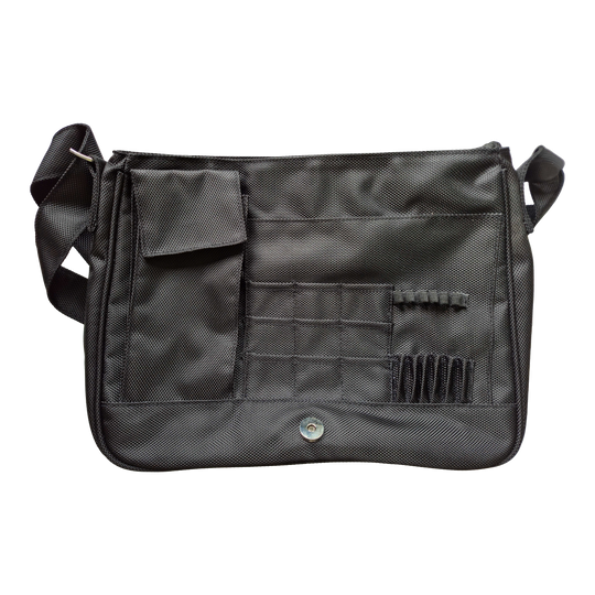 Borsa per freccette DataDart Team - Nera Die Abbildung zeigt die DataDart Team Darttasche in Schwarz. Die Tasche verfügt über mehrere Fächer und Halterungen zur Aufbewahrung von Dartzubehör.