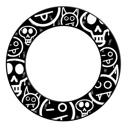 Das Foto zeigt einen Dartboard Surround in Schwarz mit Graffiti-Smiley-Design. Es schützt die Wand und sorgt für einen coolen Look.