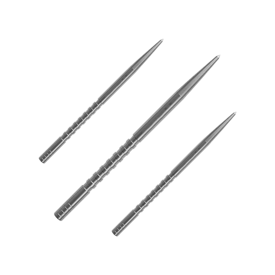 Das Bild zeigt drei silberne Dartspitzen, die parallel nebeneinander liegen. Die Spitzen sind lang, schmal und haben feine Rillen am unteren Ende.