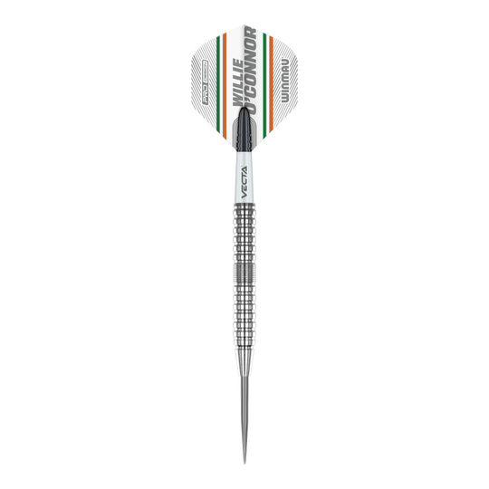 Freccette in acciaio Winmau Willie O'Connor - 23 g Das Bild zeigt einen Winmau Willie O'Connor Steeldart mit 23g Gewicht. Der Dart hat ein silbernes, geriffeltes Barrel und ein Flight mit orangenen, grünen und schwarzen Streifen.