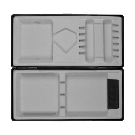 Scatola in ABS con stampa personalizzata Das Bild zeigt eine geöffnete schwarze Box mit mehreren Fächern und Einteilungen. Die Innenausstattung besteht aus hellem Schaumstoff, der zur sicheren Aufbewahrung verschiedener Gegenstände dient.