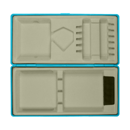 Scatola in ABS con stampa personalizzata Die Abbildung zeigt eine aufgeklappte blaue Kunststoffbox mit Fächern und Einteilungen für verschiedene Gegenstände. Die Innenseite besteht aus einer beigen Einlage mit mehreren Aussparungen.