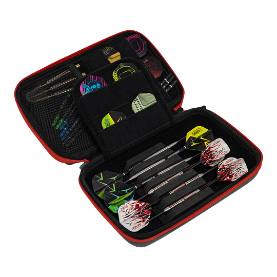 In diesem Bild ist ein offenes Dart-Etui zu sehen, das mehrere Darts und Zubehörteile enthält. Das Etui ist schwarz mit rotem Rand und bietet verschiedene Fächer für Flights und Ersatzteile.