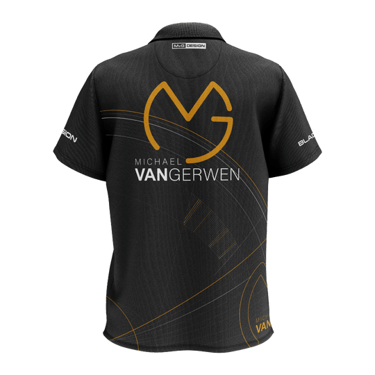 Polo Winmau in edizione limitata Tour Dart Das Bild zeigt ein schwarzes Dartshirt mit goldenen und weißen Akzenten. Auf der Rückseite steht "Michael van Gerwen" zusammen mit einem großen, stilisierten "MVG"-Logo.