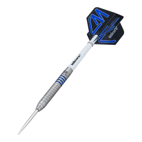 Freccette in acciaio Unicorn Contender Cameron Menzies - 23 g Auf dem Bild ist ein Steeldart mit silbernem, gerilltem Barrel und blauen Akzenten zu sehen. Das Flight trägt die Aufschrift "Unicorn Contender Camerion Menzies" und das Dart wiegt 23 Gramm.