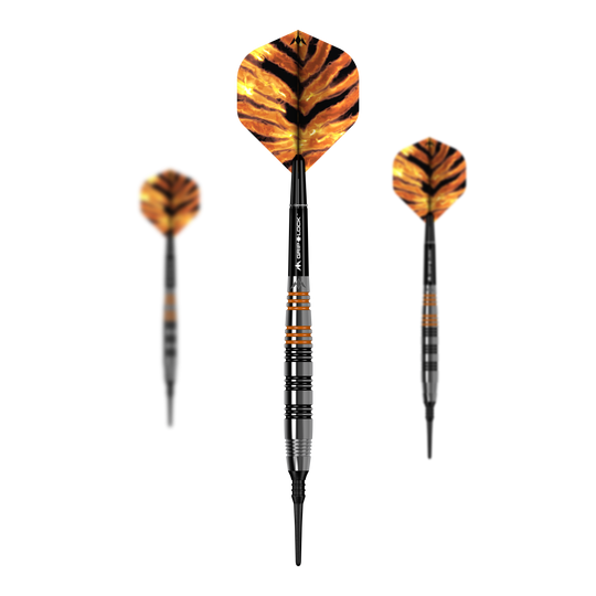 Freccette morbide Mission Javan Brass - 18 g Das Bild zeigt drei Softdarts des Modells "Mission Javan Brass Softdarts - 18g". Die Flights haben ein auffälliges Tigerstreifen-Design in Orange und Schwarz.