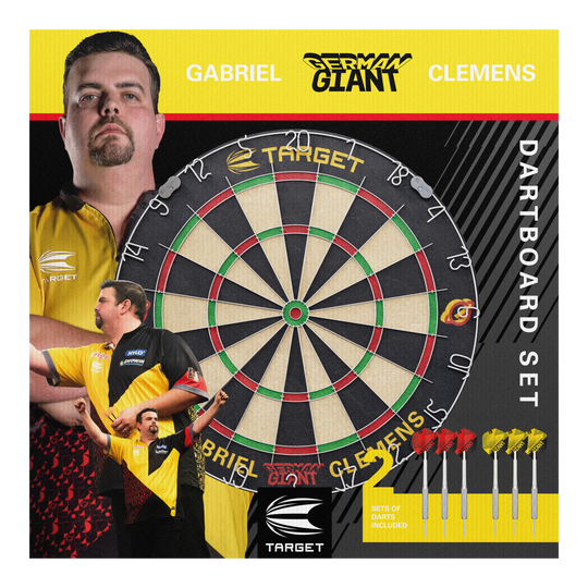 Set di bersagli per freccette in acciaio Target Gabriel Clemens Das Bild zeigt das "Target Gabriel Clemens Steeldartboard Set" mit einem großen Dartboard in der Mitte. Rechts unten sind zwei Sets von Darts abgebildet, und im Hintergrund sieht man Bilder von Gabriel Clemens.