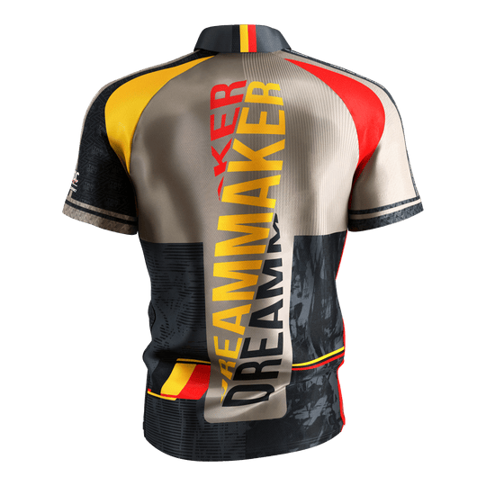 Maglia da freccette Target Coolplay Dimitri Van Den Bergh 2025 Dies ist das Target Coolplay Dimitri Van Den Bergh 2025 Dartshirt. Auf der Rückseite steht in großen Buchstaben "DREAMMAKER" und das Shirt hat auffällige Farben in Gelb, Rot und Schwarz.