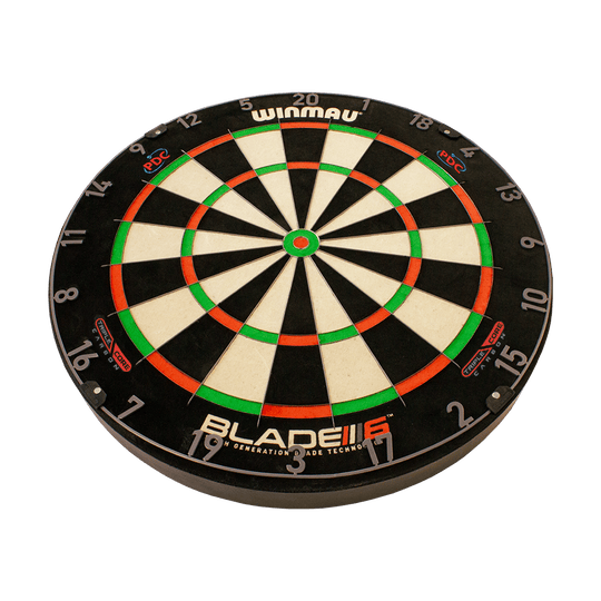 3032_Winmau_Blade_6_TripleCore_Steeldartboard_2_PDC Das Bild zeigt das Winmau Blade 6 TripleCore Steeldartboard. Die Dartscheibe hat ein klassisches Design mit schwarzen, weißen, roten und grünen Segmenten.