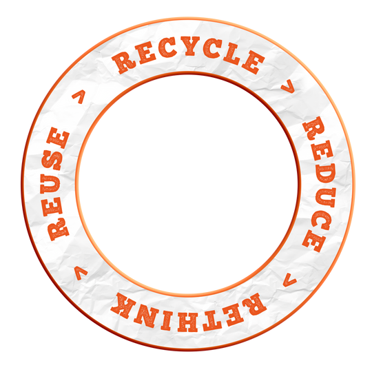 McDart Ricicla Riduci Ripensa Riutilizza Bersaglio per freccette Dieses Bild zeigt das Produkt MSF-C8_McDart_Recyle_Reuse_Reduce_Rethink_Surround_NeonOrange_2. Es ist ein Artikel, der vermutlich zum Dartspielen oder als Zubehör verwendet wird.