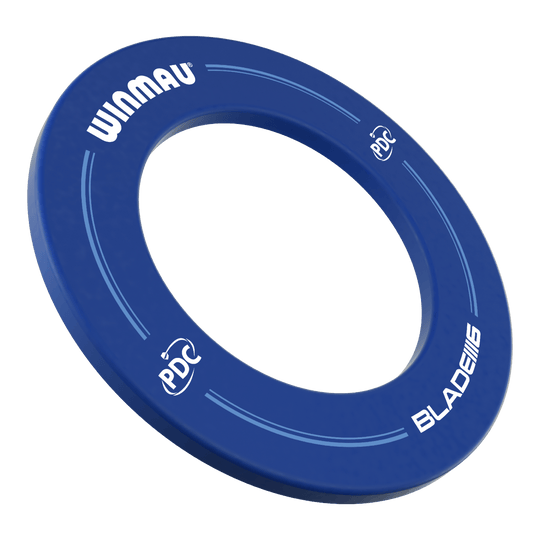 Winmau PDC Dartboard Surround - Blu Auf dem Bild ist ein blauer Dartboard-Surround der Marke Winmau zu sehen. Die Aufschrift enthält die Logos von Winmau, PDC und Blade 6.