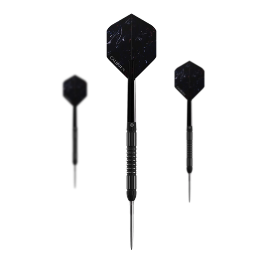 Freccette in acciaio Caliburn Sword S2 Das Bild zeigt drei schwarze Steeldarts des Produkts „Caliburn Sword S2 Steeldarts“. In der Mitte ist ein Dartpfeil von vorne zu sehen, links und rechts sind sie von der Seite dargestellt.