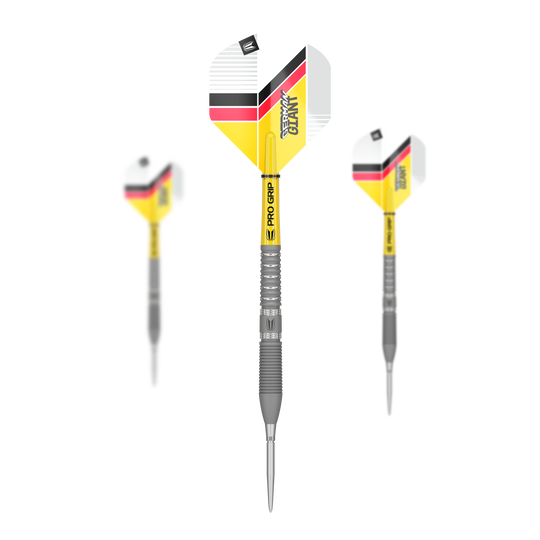 Freccette in acciaio Target Gabriel Clemens GEN2 Swiss Point Auf dem Bild sind drei Steeldarts mit gelben, weißen, schwarzen und roten Flights zu sehen. Der mittlere Dart ist groß abgebildet, während die beiden anderen kleiner und seitlich daneben stehen.