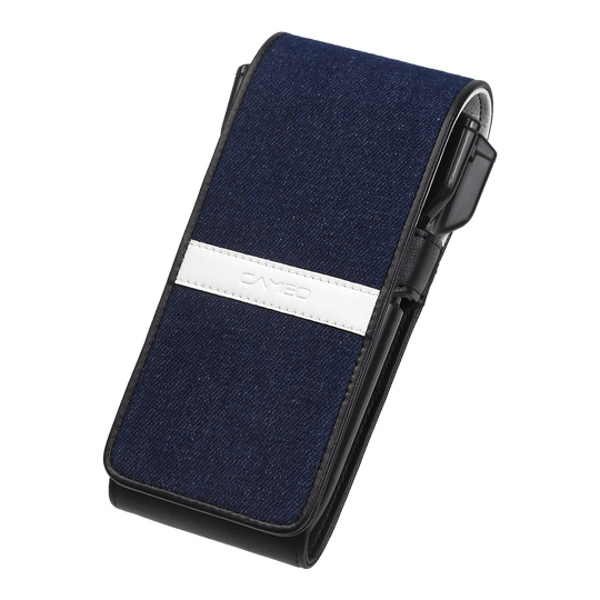 Custodia per freccette Cameo Thread Auf dem Bild ist ein elegantes Dart-Etui mit dunkelblauer Stoffoberfläche und einem weißen Streifen in der Mitte zu sehen. Das Etui hat eine rechteckige Form und eignet sich ideal zur Aufbewahrung von Darts.