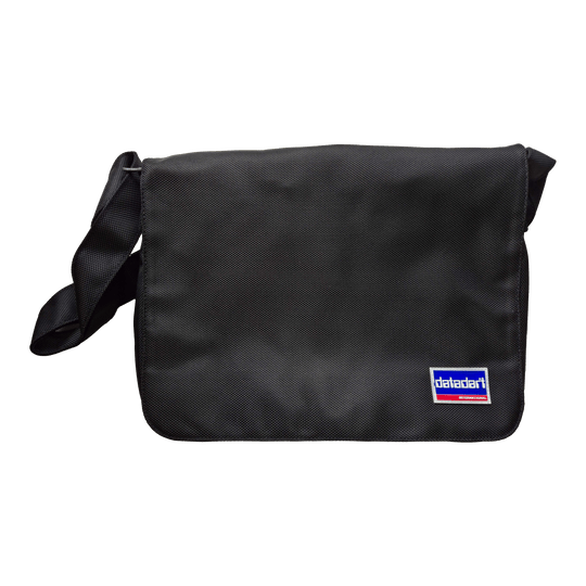 Borsa per freccette DataDart Team - Nera Diese Abbildung zeigt die DataDart Team Darttasche in Schwarz. Die Tasche hat einen Schultergurt und ein kleines DataDart-Logo auf der Vorderseite.