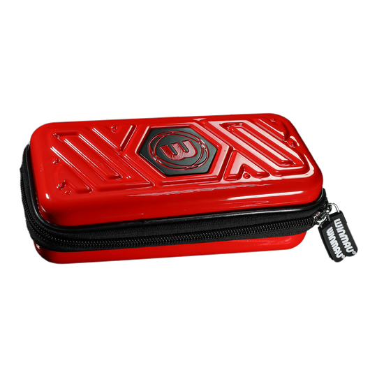 Portafoglio per freccette Winmau Armor G1 Das Bild zeigt ein rotes Dart-Etui mit einem schwarzen Reißverschluss. Auf der Oberseite befindet sich ein eingeprägtes Muster und das Winmau-Logo.