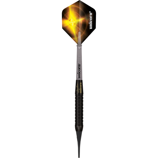23662_Unicorn_Gary_Anderson_Black_Brass_Softdarts_1opJ0TRzuonS1q Das Bild zeigt einen Unicorn Gary Anderson Black Brass Softdart mit einem Gewicht von 18 Gramm. Der Dartpfeil hat ein schwarzes und silbernes Design mit einer leuchtend gelben Flügelfahne.